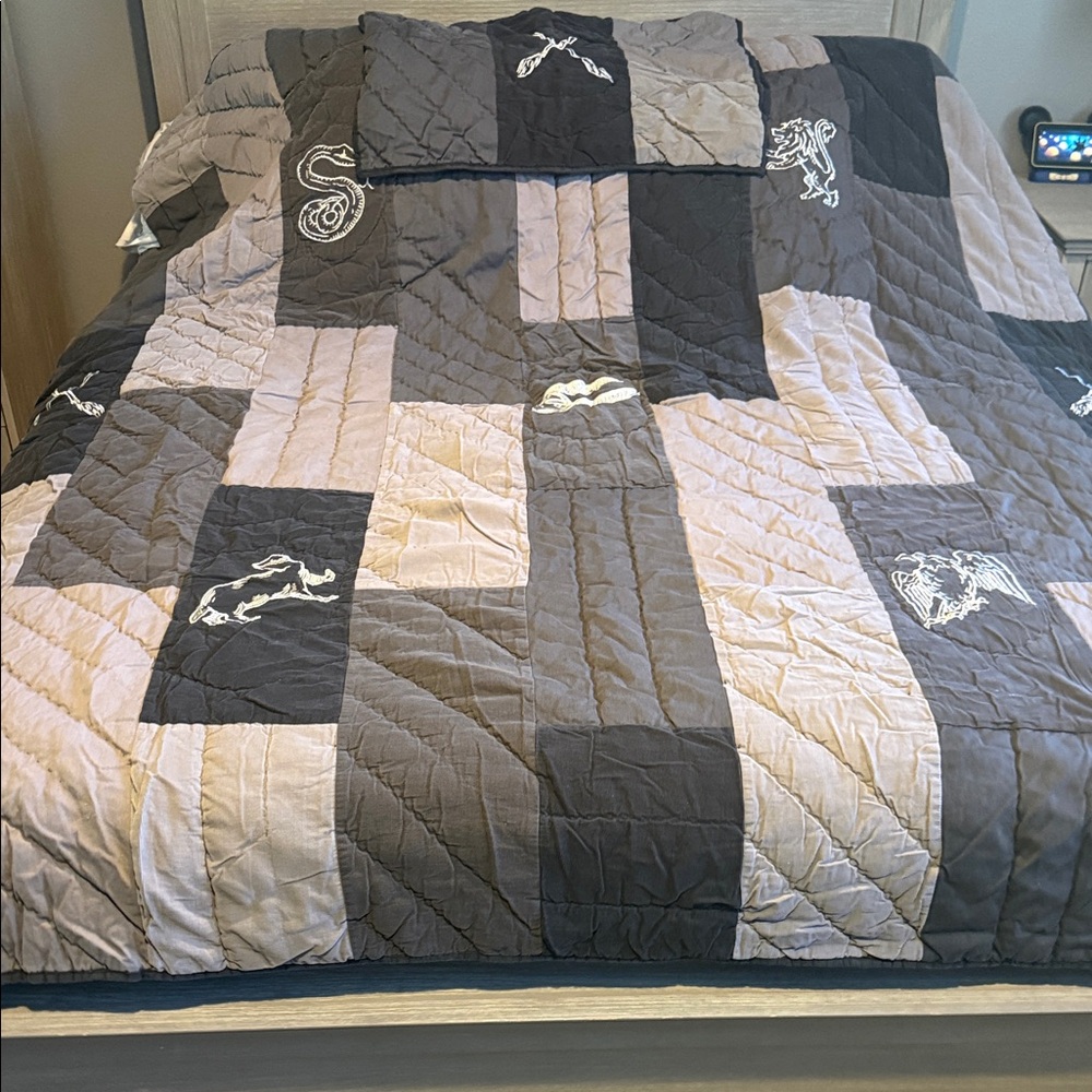 Pottery Barn Teen. Quidditch Quilt Set - Gray - Picture 4 of 10